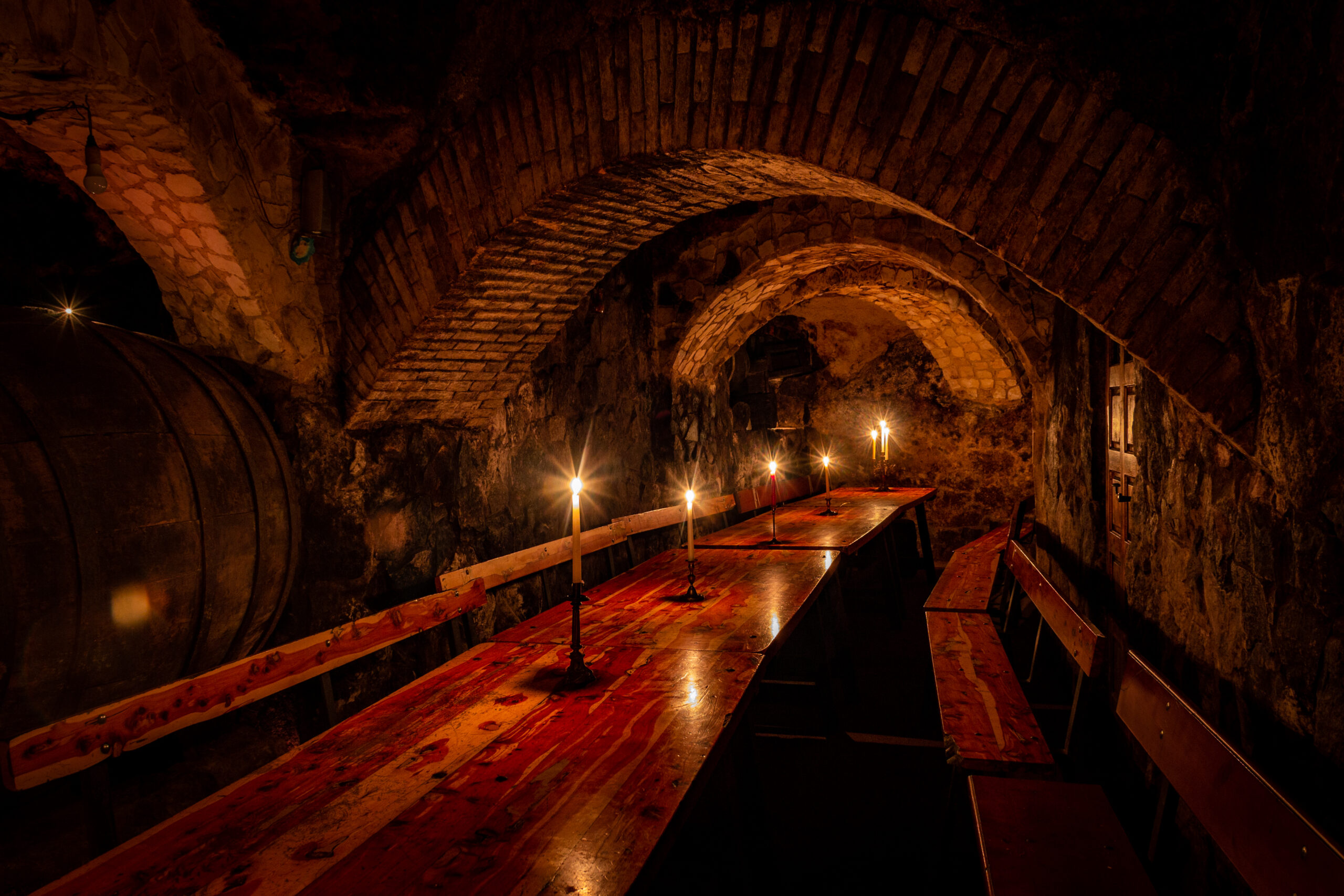 Bodega subterránea iluminada con velas, Aranda de Duero